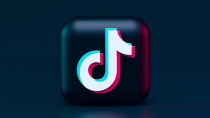 Jóvenes en Estados Unidos usando TikTok en medio del debate sobre el acuerdo de la aplicación