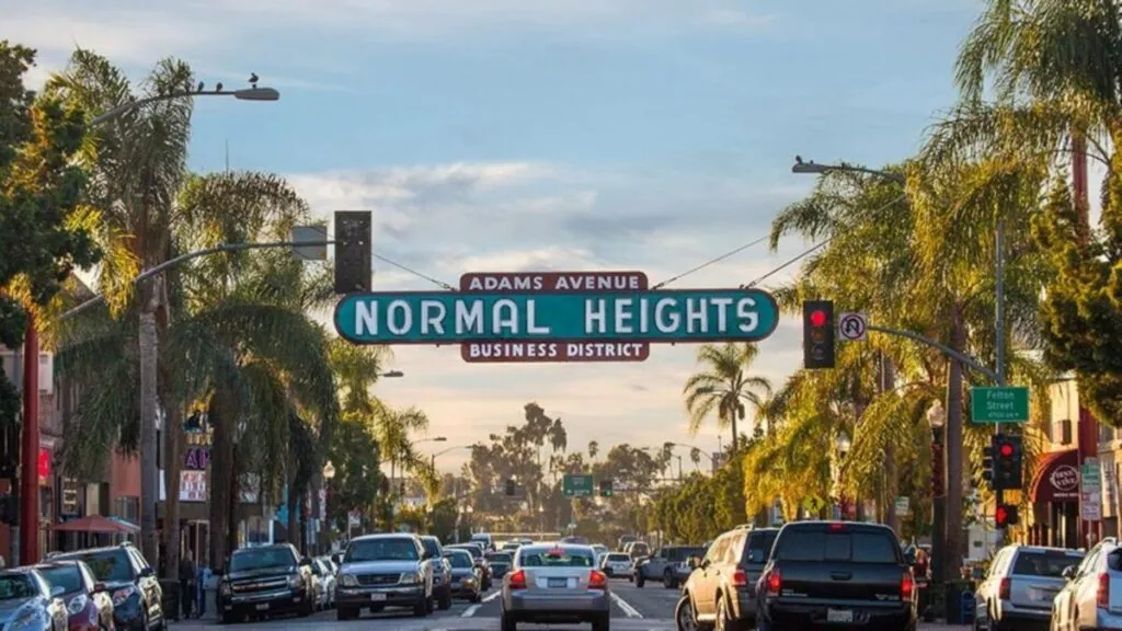 Público disfrutando de música en vivo en el Adams Avenue Street Fair en San Diego