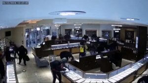 Escena de centro comercial en California tras asalto masivo a una joyería con 20 personas enmascaradas