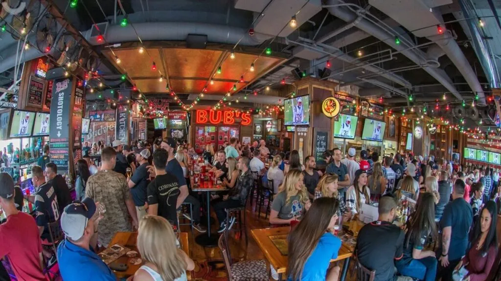 Bares de San Diego combinan NFL y playa con experiencias únicas para fanáticos y turistas