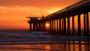 Visitantes en La Jolla participan en paseos del Birch Aquarium en el muelle de Scripps con enfoque educativo y turismo responsable