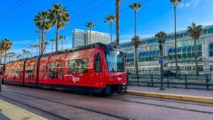 Vista urbana de California con construcción de viviendas cerca de estaciones de transporte público bajo la ley SB 79