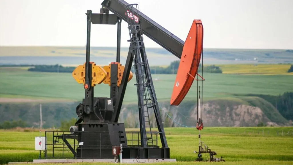 Protesta en California con carteles sobre cambio climático y emisiones fósiles