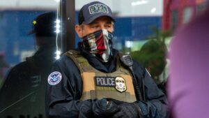 Agentes federales en California durante un operativo migratorio tras la nueva medida que prohíbe el uso de mascarillas