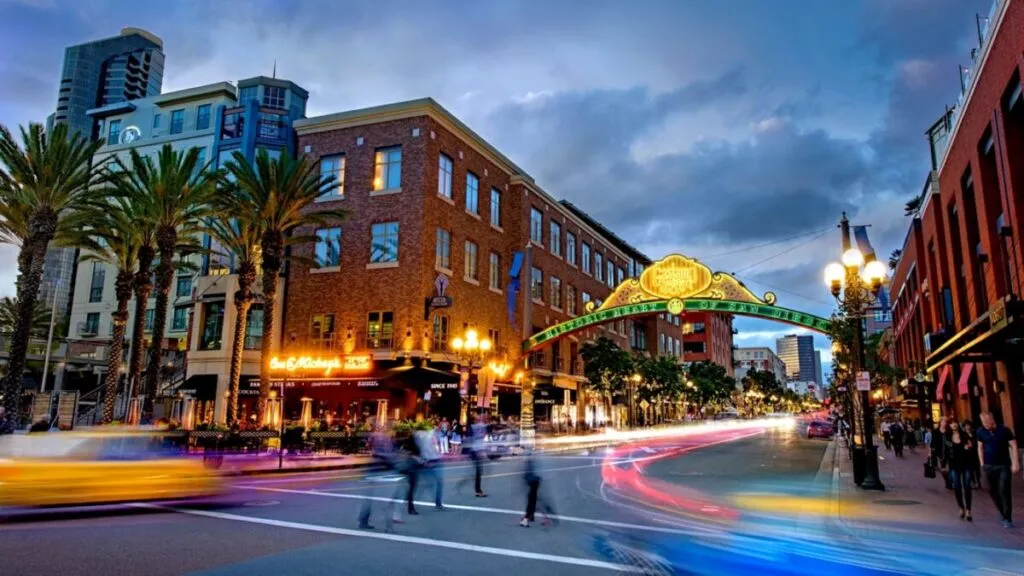 Vista panorámica del centro de San Diego con nuevos edificios y actividad urbana como símbolo del resurgimiento postpandemia