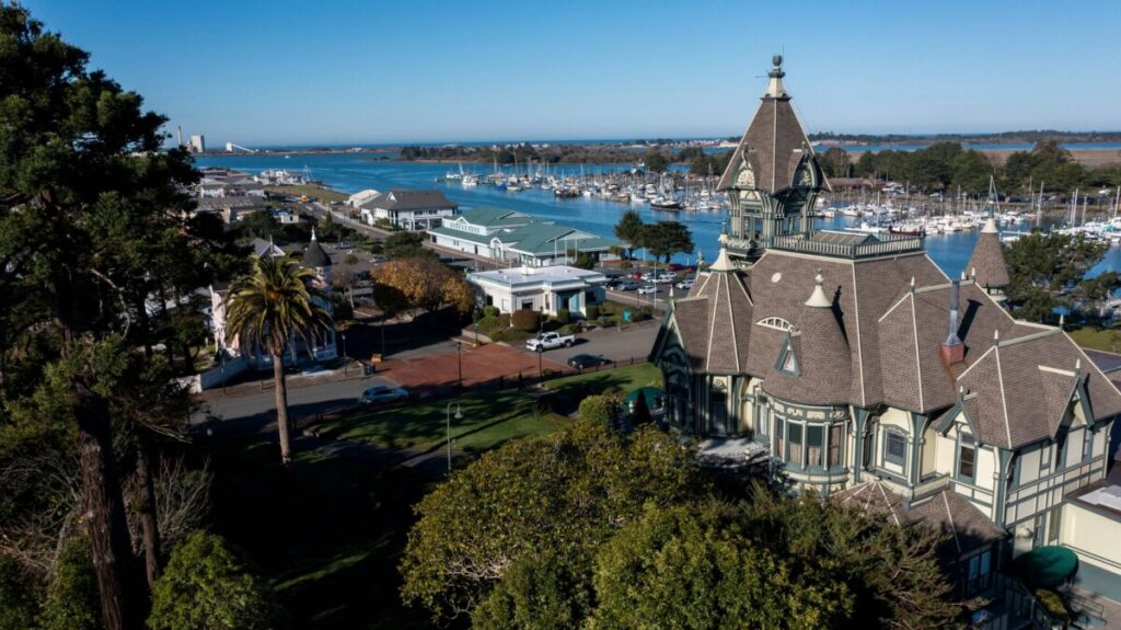 Vista panorámica de una ciudad costera en California con mar y viviendas accesibles