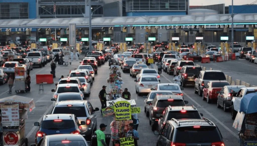 Vehículos y peatones esperan en la frontera Tijuana–San Diego durante minuto de silencio por víctimas del 11-S