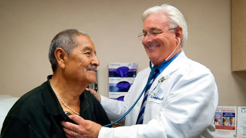 Cultura empresarial aplicada a talleres gratuitos de prevención de caídas en San Diego para fortalecer la salud comunitaria