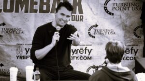 Imagen editorial sobre discurso de odio y polarización en Estados Unidos con énfasis en violencia armada y minorías afectadas