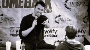 Imagen editorial sobre discurso de odio y polarización en Estados Unidos con énfasis en violencia armada y minorías afectadas