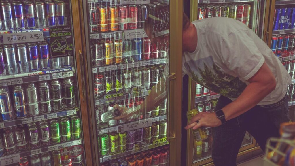 Botellas de Electrolit en un anaquel, centro de debate sobre regulación de bebidas e impuestos en México
