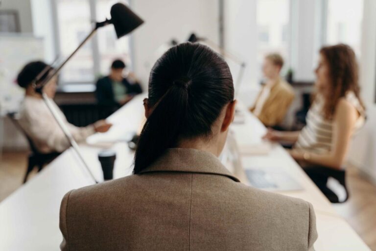 Trabajadores mexicanos en oficinas y entornos laborales diversos, representando nuevas oportunidades de empleo y formalización laboral.