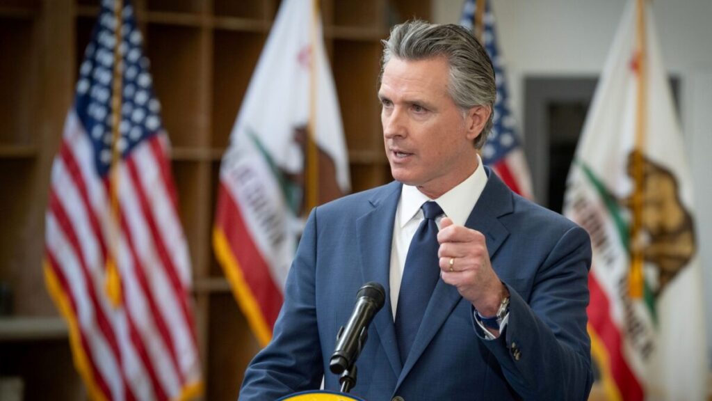 Gobernador de California evaluando reformas de salud y costos médicos en hospitales