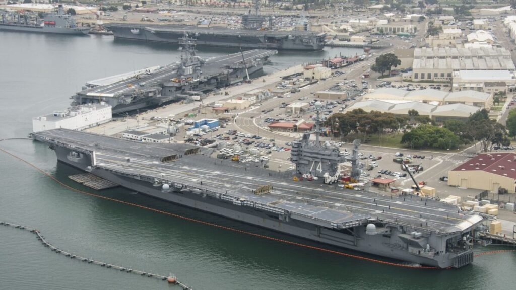 Avioneta estacionada cerca de base naval en San Diego representando caso de aterrizajes ilegales