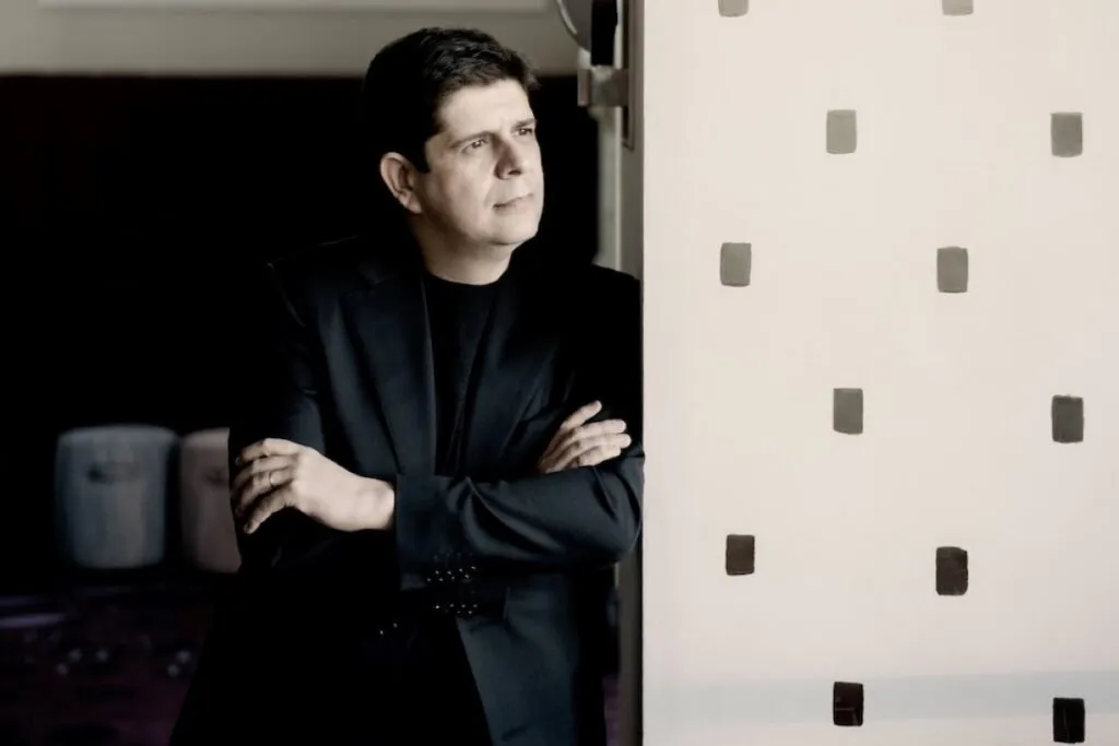 Javier Perianes interpretando música clásica con la Sinfónica de San Diego en un escenario cultural hispano en Estados Unidos