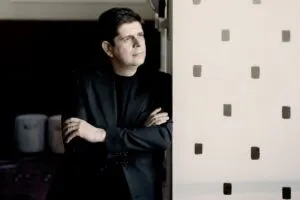 Javier Perianes interpretando música clásica con la Sinfónica de San Diego en un escenario cultural hispano en Estados Unidos