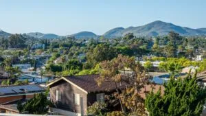 Residentes de La Mesa reciben árboles gratuitos en un evento comunitario de sostenibilidad urbana