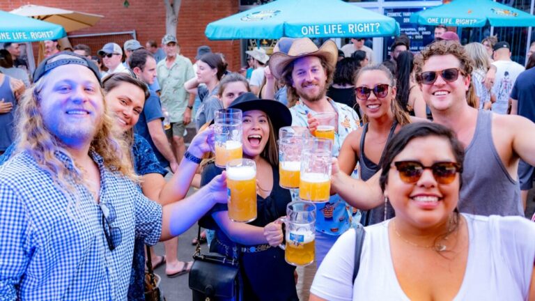 Celebración del festival La Mesa Oktoberfest en San Diego con música, gastronomía bávara y ambiente comunitario