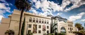 Fachada del Museo de Historia Natural en San Diego con visitantes disfrutando de entradas con descuento