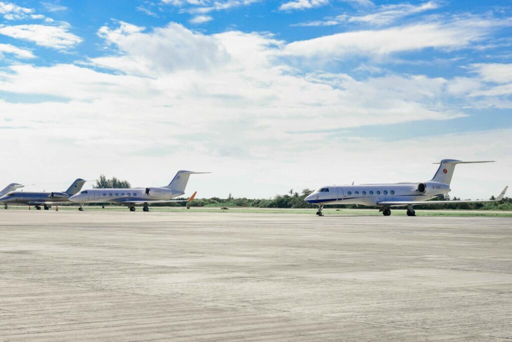 Fotografía editorial moderna del Aeropuerto Internacional de San Diego mostrando la expansión de la Terminal 1 y áreas de construcción, con ambiente urbano y tecnológico.