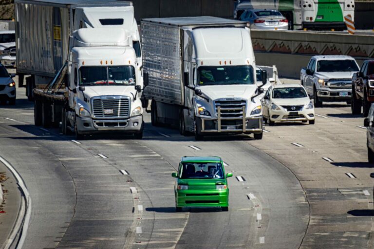 Camiones de carga en San Diego reflejan nuevos requisitos para conductores extranjeros y mayor seguridad vial en la frontera.