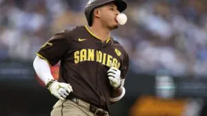 Jugadores de Padres de San Diego celebran victoria en Petco Park tras cortar mala racha en la División Oeste