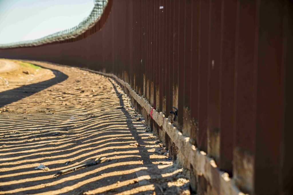 Agentes de la Patrulla Fronteriza en San Diego aplicando multas de 5000 dólares a indocumentados en la frontera México-Estados Unidos