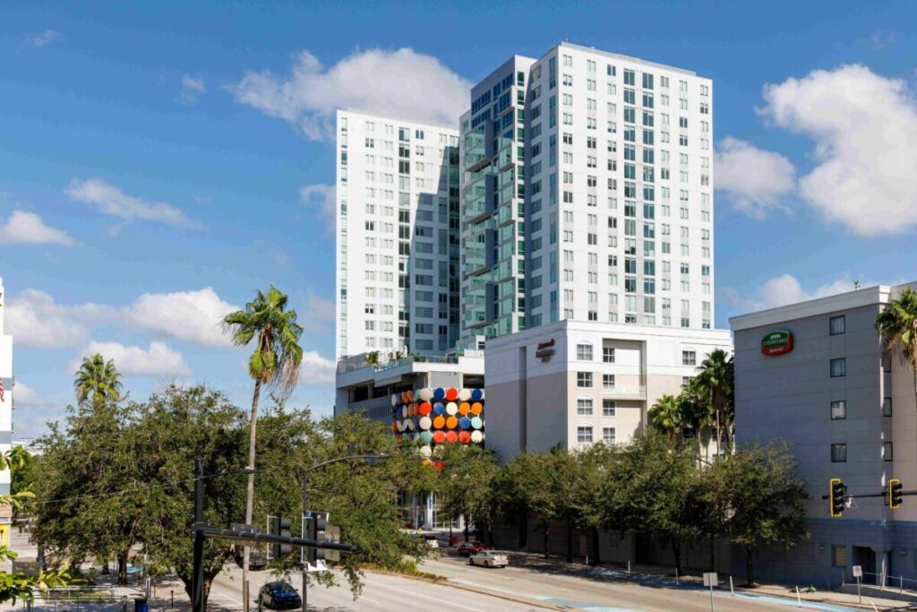 Vista aérea de edificios residenciales en San Diego con enfoque en vivienda asequible, representando la preservación de alquileres.