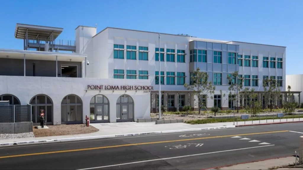 Estudiantes y directivos de Point Loma High en San Diego celebran a su alumna más longeva en un acto comunitario escolar.