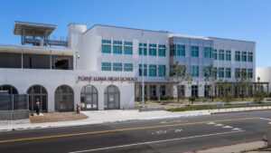 Estudiantes y directivos de Point Loma High en San Diego celebran a su alumna más longeva en un acto comunitario escolar.
