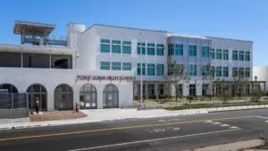 Estudiantes y directivos de Point Loma High en San Diego celebran a su alumna más longeva en un acto comunitario escolar.