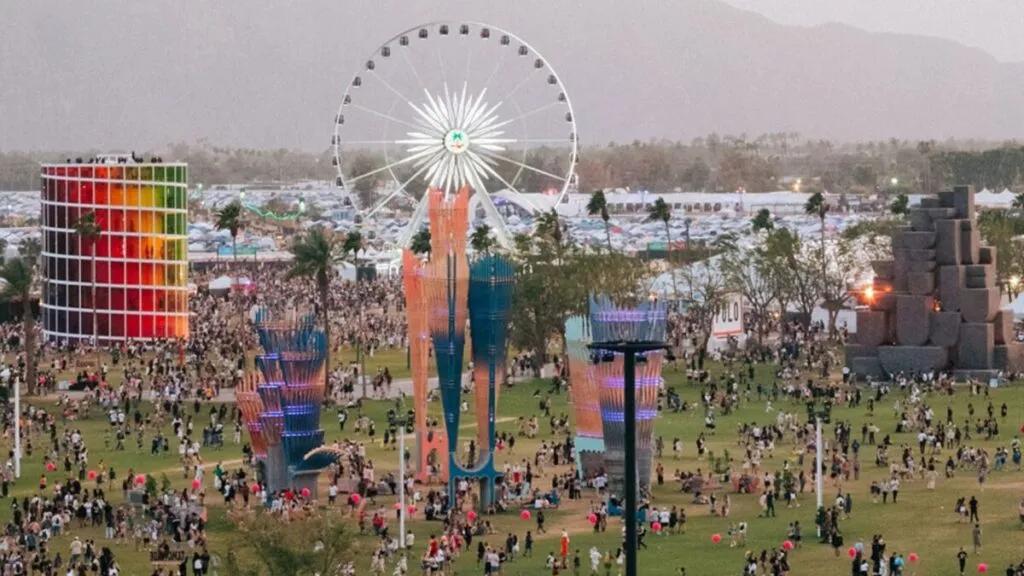 Escenario principal de Coachella con público vibrante celebrando los anuncios de Coachella 2026