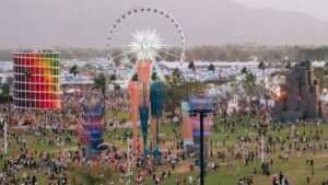 Escenario principal de Coachella con público vibrante celebrando los anuncios de Coachella 2026