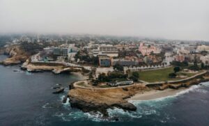 Vista aérea de la costa de San Diego protegida por un plan histórico contra el cambio climático costero