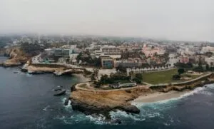Vista aérea de la costa de San Diego protegida por un plan histórico contra el cambio climático costero
