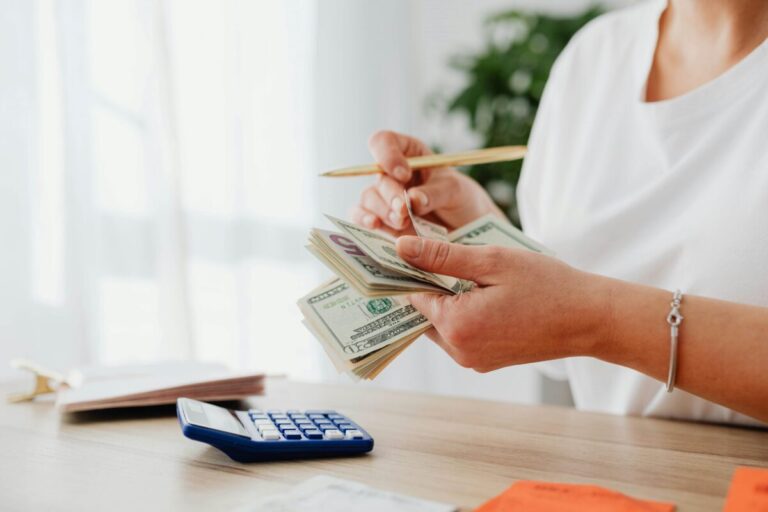 Empleados de hoteles y parques de San Diego en su jornada laboral, reflejando la propuesta de salario mínimo de 25 dólares por hora