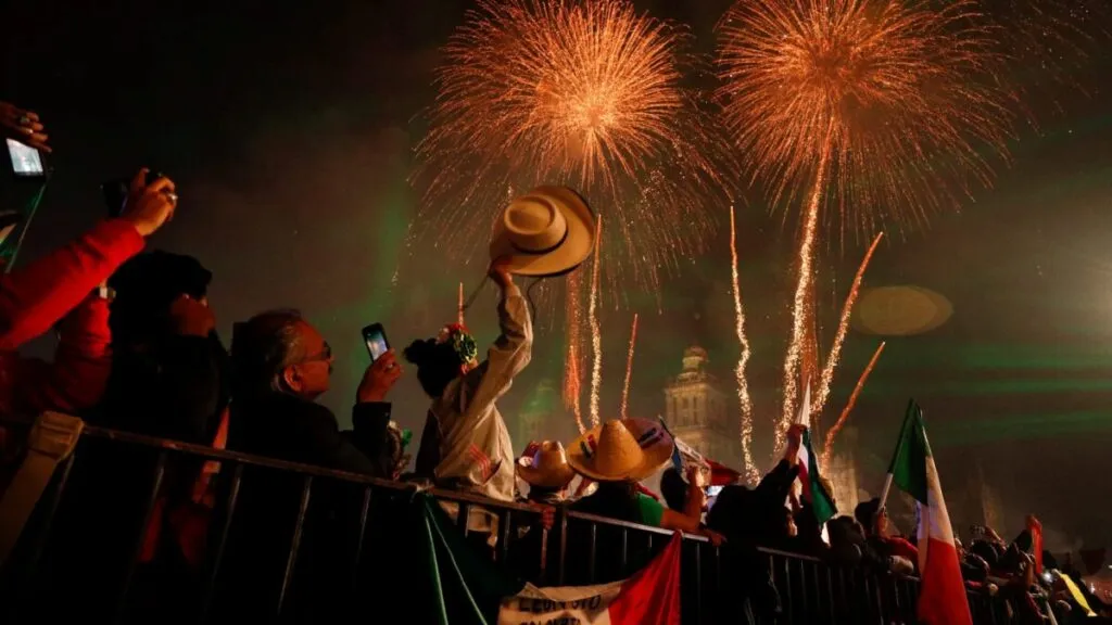 Multitud en San Diego celebra la Independencia de México con música, danza y cultura en la Plaza del Centro Cívico