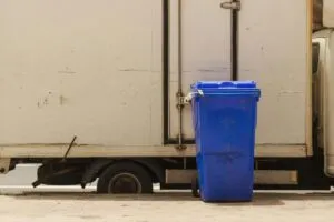 Contenedores de basura en una calle residencial de San Diego, reflejando la situación actual del servicio de recolección de residuos.