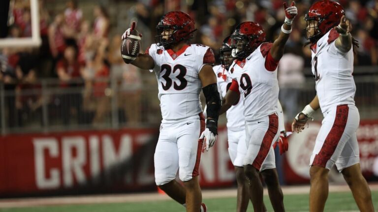 Gabriel Plascencia celebra tras anotar el gol de campo que dio la victoria a SDSU en un juego emocionante en San Diego