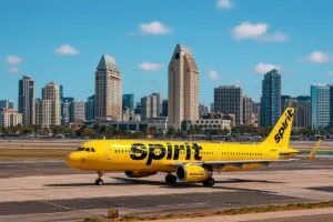 Avión de Spirit Airlines en pista del aeropuerto de San Diego antes de su salida en octubre