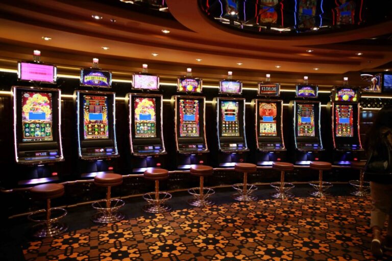 Vista moderna del Sycuan Casino Resort en San Diego, ganador de premios locales en hospitalidad y entretenimiento