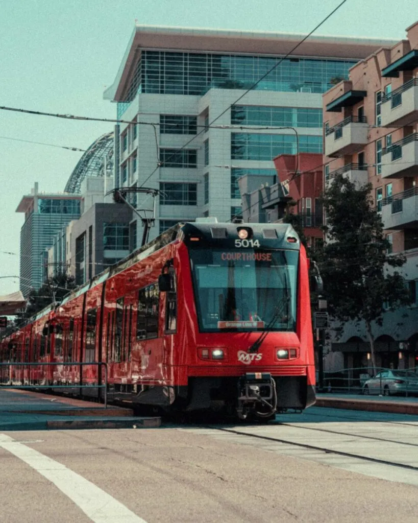 Personas abordando un autobús en San Diego como parte del programa de transporte gratis en octubre