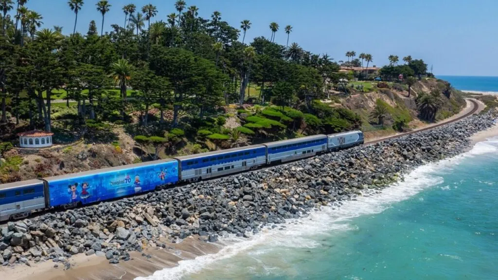 Tren moderno en estación de San Diego listo para ruta directa hacia Disneyland en Anaheim