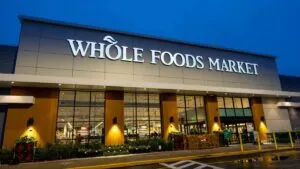 Fotografía de la entrada de Whole Foods en el centro de San Diego con clientes y ambiente urbano