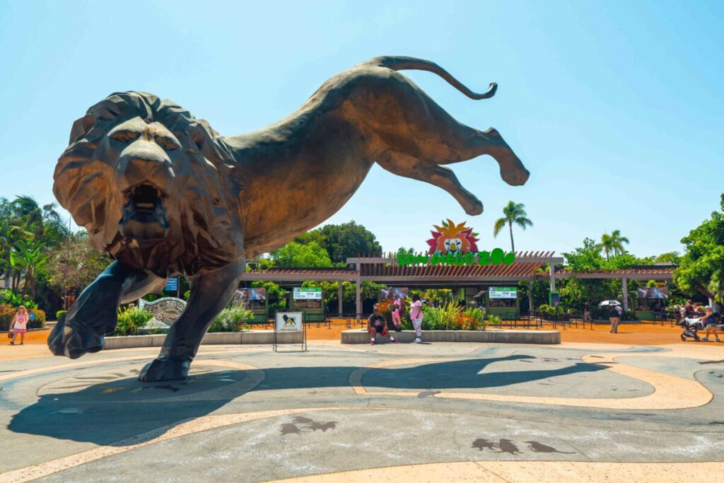 Vista del estacionamiento del Zoológico de San Diego con visitantes y señalética urbana en San Diego