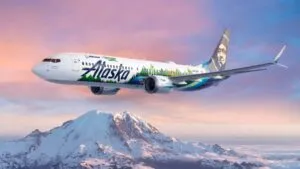 Avión de Alaska Airlines despegando del Aeropuerto Internacional de San Diego bajo cielo despejado