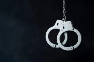 Fotografía de esposas colgando, ilustrando el arresto por ropa deportiva robada en San Diego