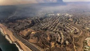 Bomberos trabajan en la zona de los incendios en California tras el arresto del presunto responsable.