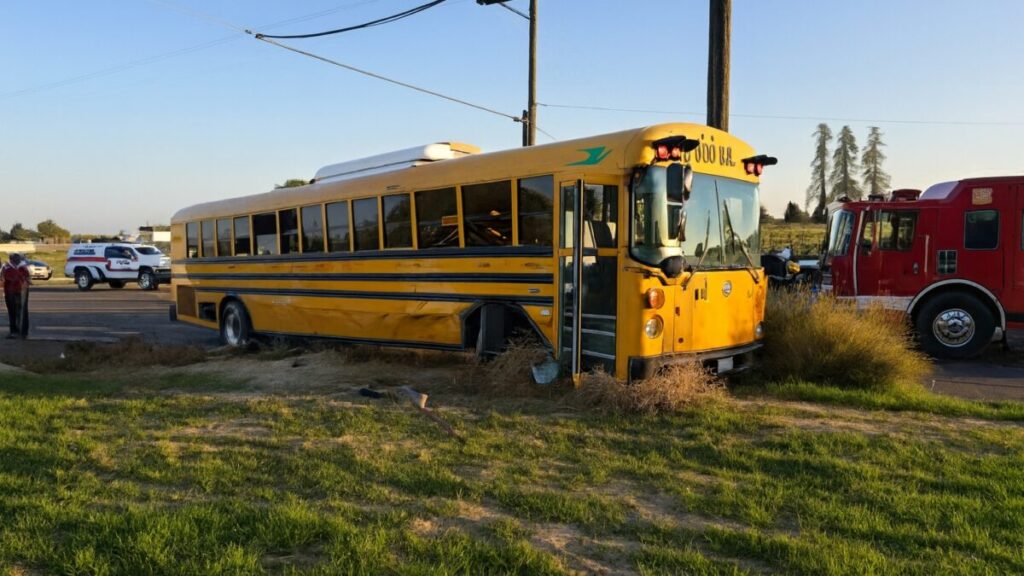 Accidente escolar en Fowler, California, con autobús detenido y presencia de emergencia tras choque con camión de servicios.