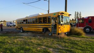 Accidente escolar en Fowler, California, con autobús detenido y presencia de emergencia tras choque con camión de servicios.